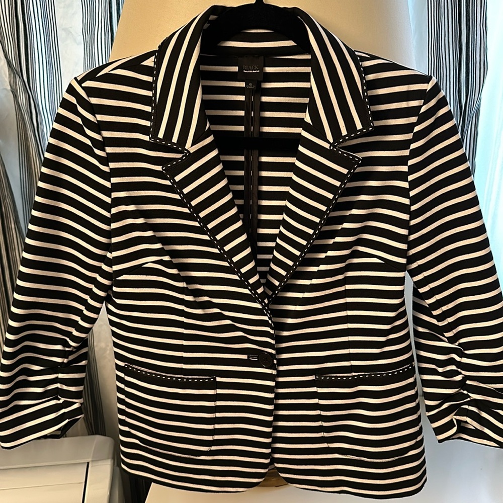 Saks Fifth Avenue “Black label” stretch black-and-white stripe blazer. Size 6.